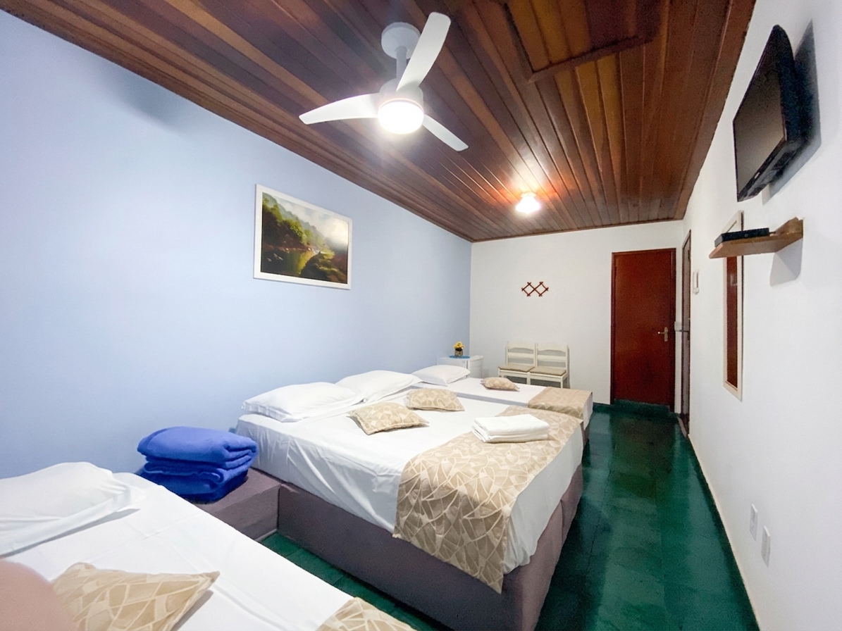 Quarto com teto de madeira